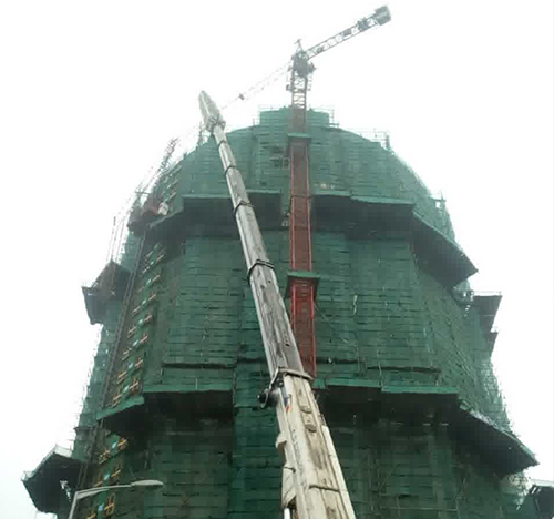文安吊车在工地上作业